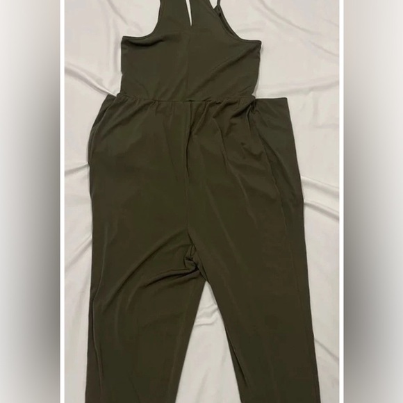 BCBGeneration Drape Pocket Jumpsuit Womens Size Small Green Sleeveless NWOT - Picture 6 of 9